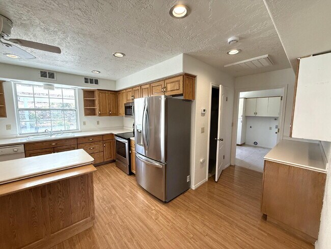 Building Photo - AVAILABLE AUGUST 4TH- RENT - 5 BDRM - 5 1/2 BATH - VIEWS VIEWS VIEWS