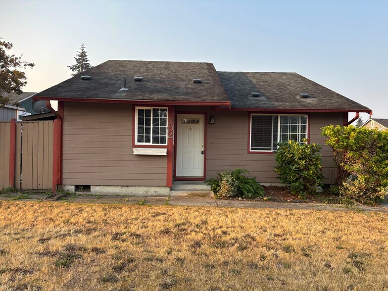 Building Photo - 702 Salzburg Ln SE