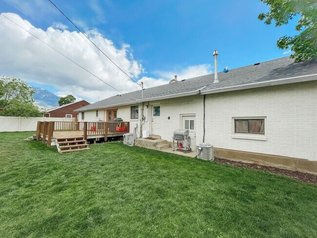 Building Photo - Stylish home ready for comfortable living