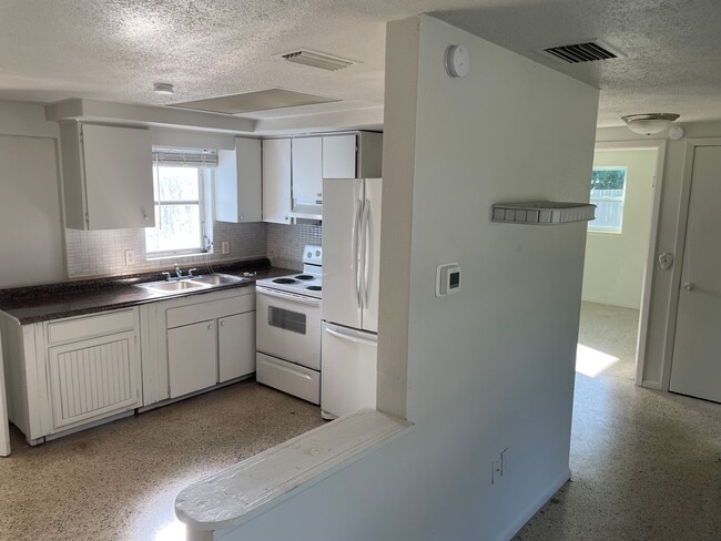 Building Photo - 2/1/1 New Port Richey