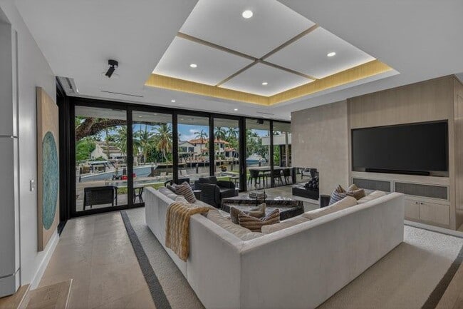 Building Photo - 420 SE 17th Ave