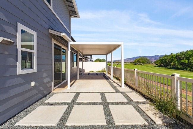 Building Photo - Bright 4-Bedroom Pet-Friendly Golf-Course ...