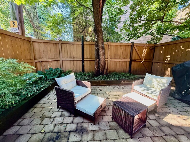 Primary Photo - 747 W Dickens Ave