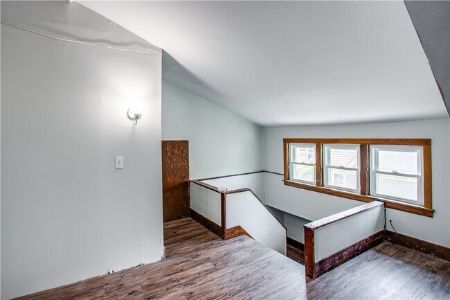 Building Photo - 105 Laburnam Crescent
