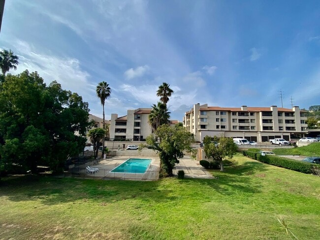 Building Photo - Beautifully Remodeled Home in the HEART of Fashion Valley! Comes with Parking!