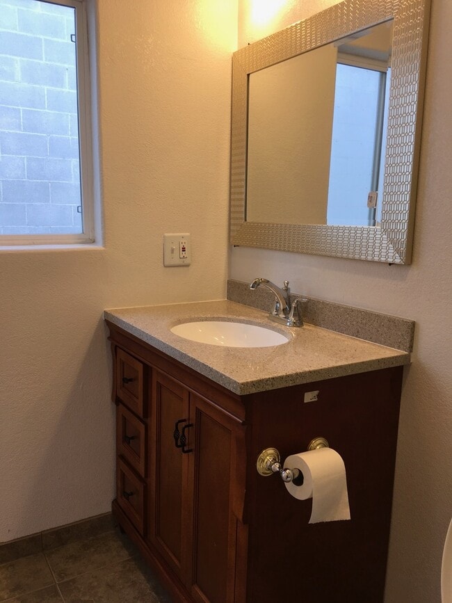 Building Photo - Beautifully 2Br, 2Ba Located near UOP