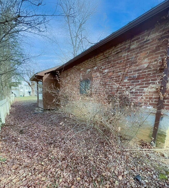 Building Photo - 2 Bed/1 Bath Cottage in Shepherdstown