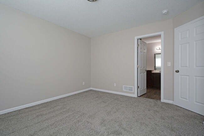 Building Photo - Newly Updated Townhouse Available Now in Monticello!