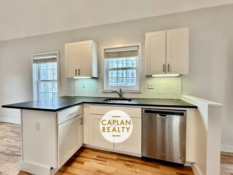 Building Photo - 324 Ashmun St