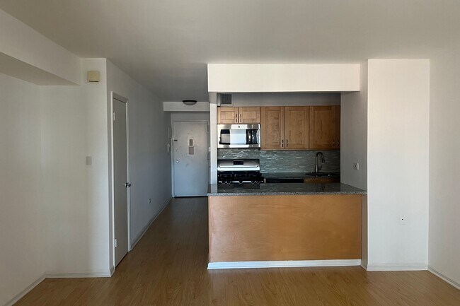 Building Photo - 222 W 14th St