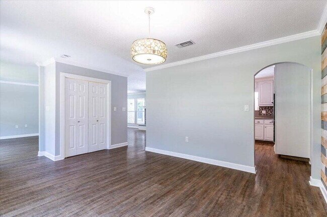 Building Photo - "Charming 3-Bed Oasis with Private Pool in Fort Walton Beach!"