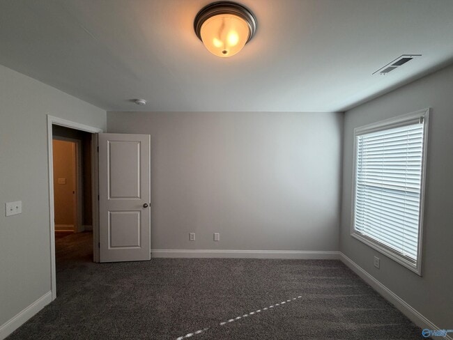 Building Photo - 3203 McClellan Wy SE