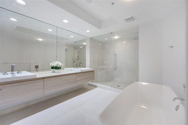 Building Photo - 17301 Biscayne Blvd