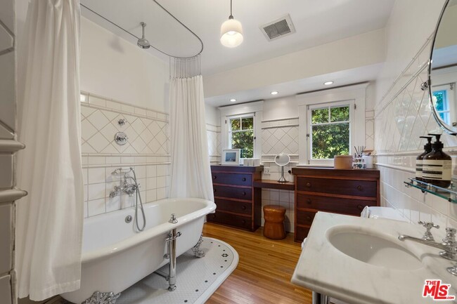 Building Photo - 8050 Jovenita Canyon Dr