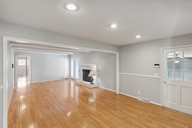 Building Photo - 220 Bartonwood Dr