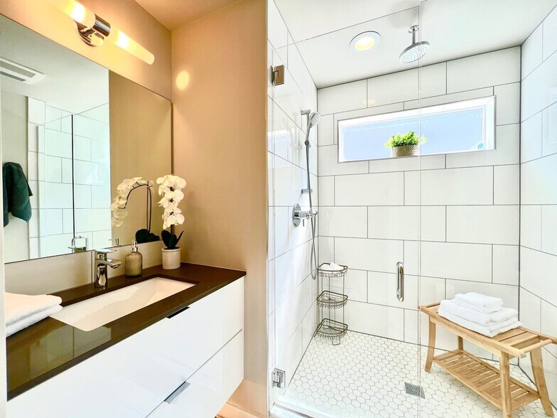 Building Photo - 700 Broadway E