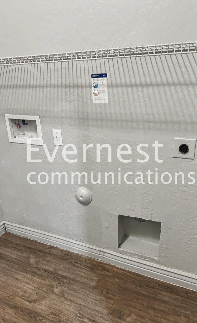 Building Photo - Limited Time Special Offer / 4 Bed, 3 Bath Home with Garage / Pet-Friendly / Vouchers Accepted / ...