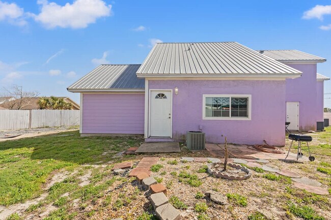 Building Photo - 5218 Beach Dr