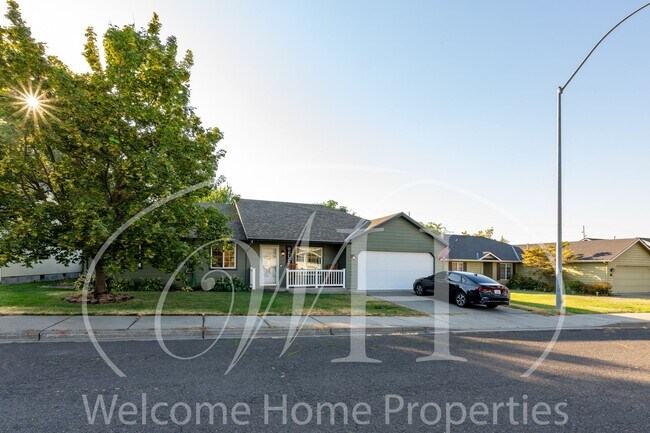 Building Photo - Conveniently Located 3 Bedroom Home with F...