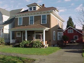 Building Photo - 2 Bedroom 1 Bath Duplex Upper Unit in Tacoma!