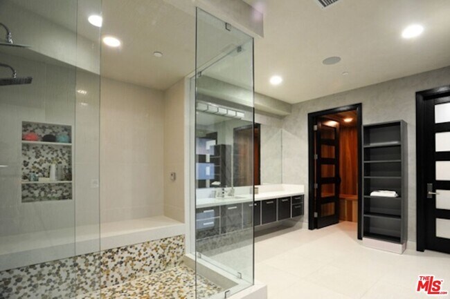 Building Photo - 6425 Weidlake Dr