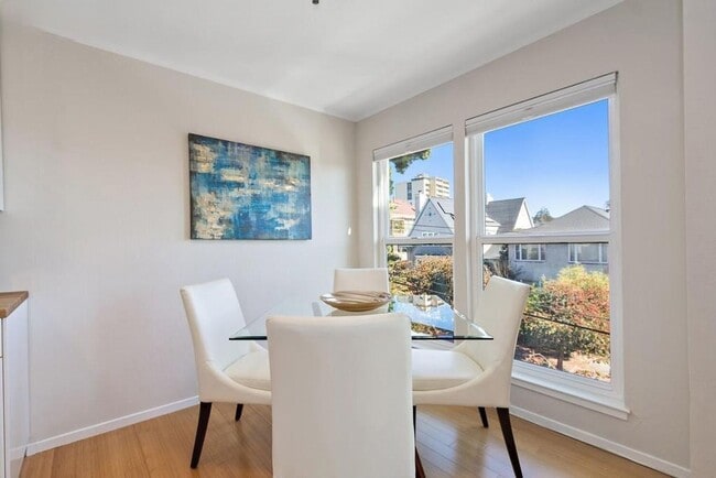 Building Photo - Updated Condo Steps from Lake Merritt with Parking and Utilities Included