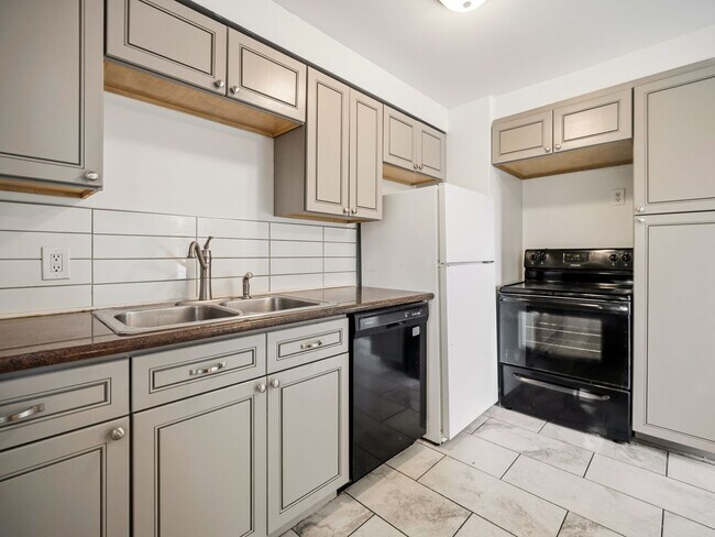 Building Photo - 6011 N Braeburn Dr