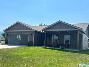 Building Photo - Beautiful Home in Rural Setting