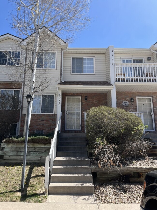 Building Photo - Beautiful townhome is Crown Point II!