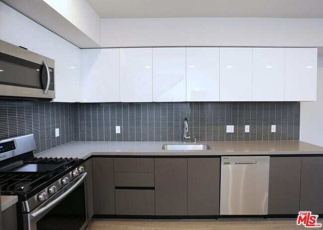 Building Photo - 837 S Harvard Blvd