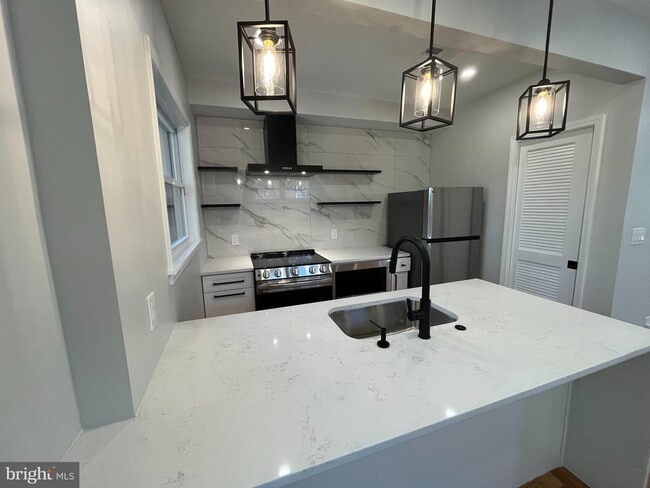 Building Photo - 327 Whittier St NW