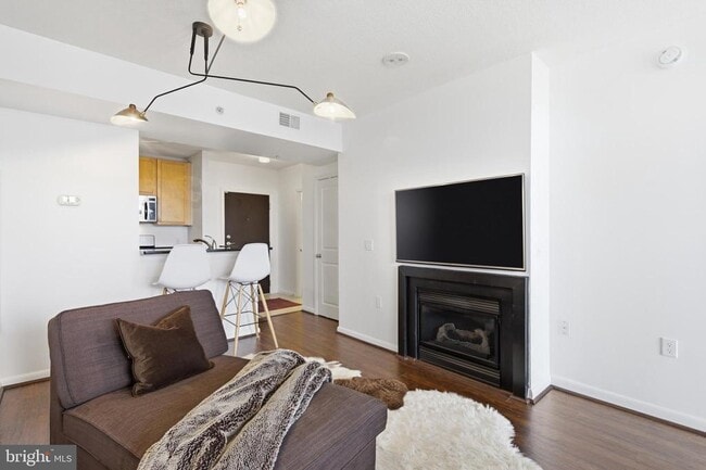 Building Photo - 851 N Glebe Rd