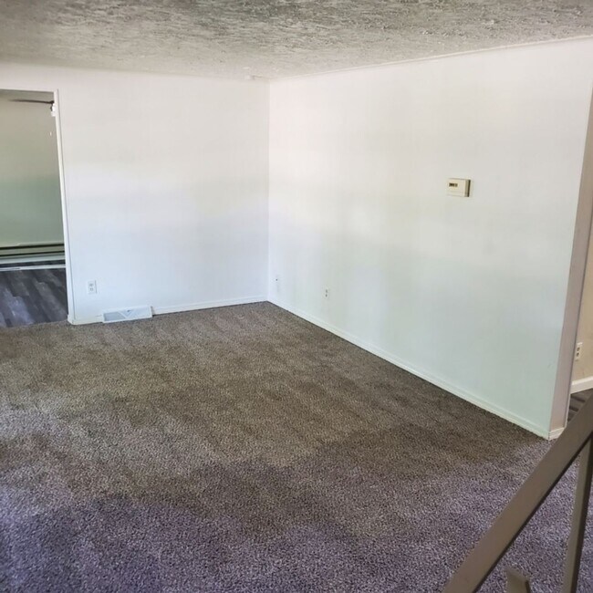 Building Photo - 3 bdrm Bungalow House For Rent!!!