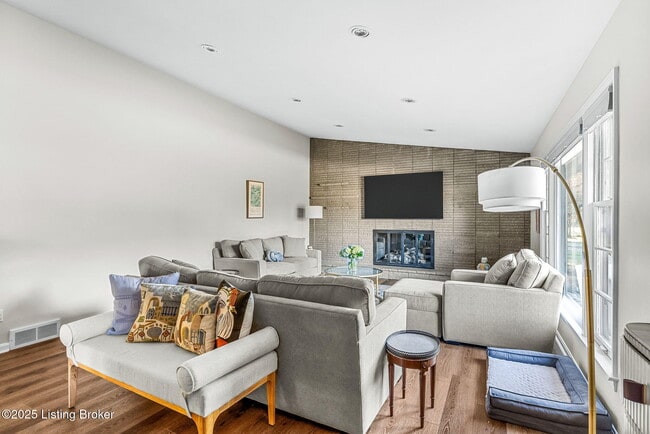 Building Photo - 1515 Vivian Ln