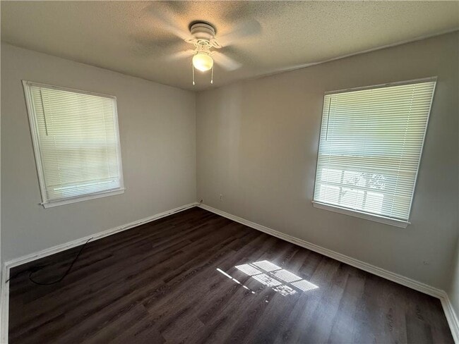 Building Photo - 1308 Charmaine Cir E