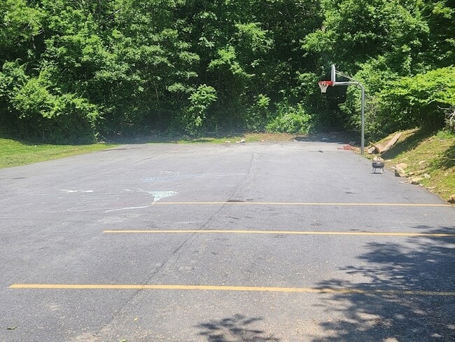 Building Photo - 176 Maple Ave