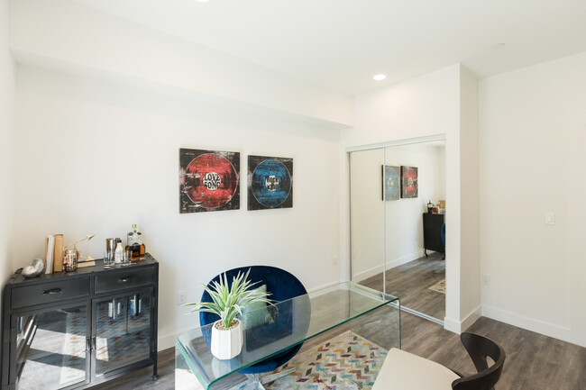 Building Photo - Bradley Luxury Living