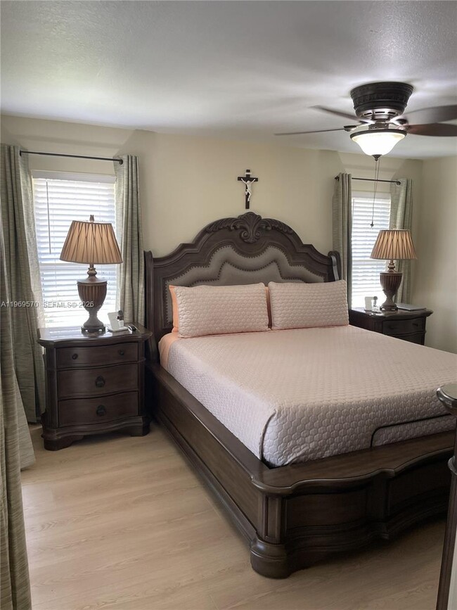 Building Photo - 1402 SE 1st Terrace