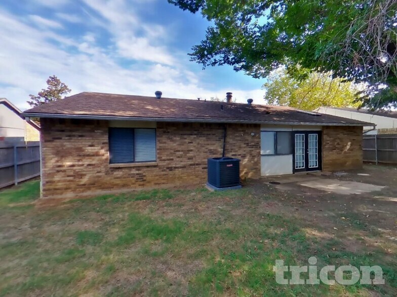 Building Photo - 2106 Newbury Dr