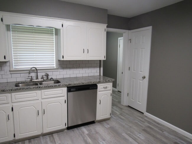 Building Photo - Contact Peggy  501 676 1758