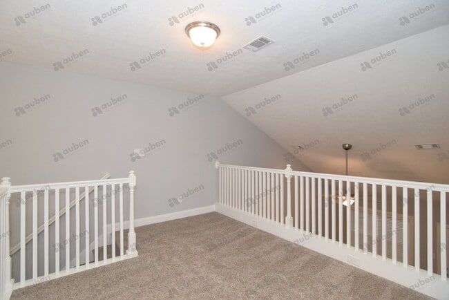 Building Photo - Like new 3 bed/3 bath single-family home f...