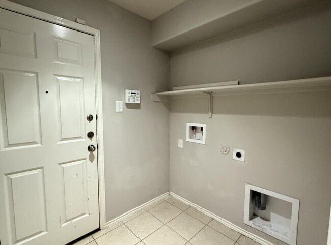 Building Photo - Comfort, Style & Privacy in the Heart of S...