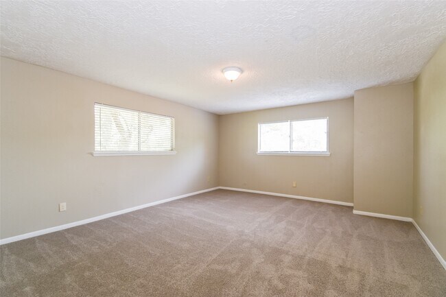 Building Photo - 2422 Hilton Head Dr