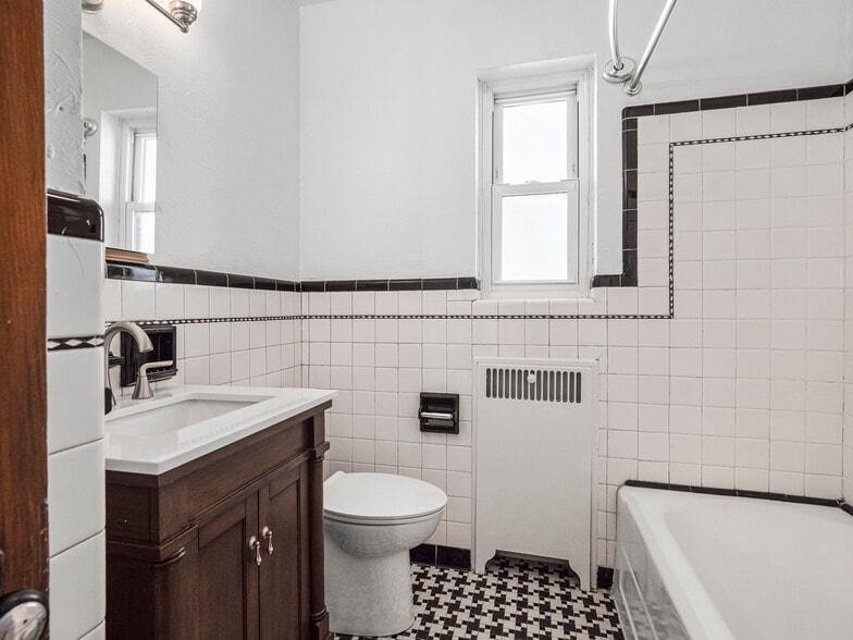 Building Photo - 433 Winterhill St