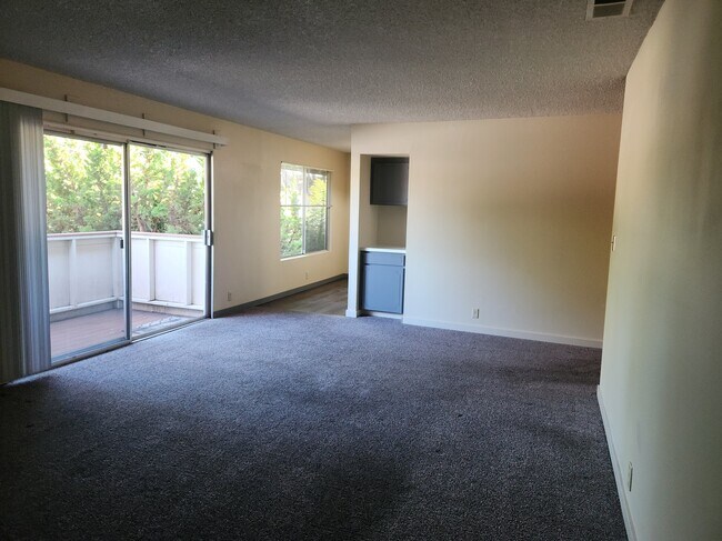 Living area and Lanai - 4260 Clayton Rd