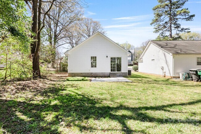 Building Photo - 913 Tennyson Dr