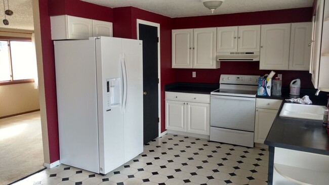 Building Photo - Large 3 Bedroom, 2 Bathroom Home in the Th...