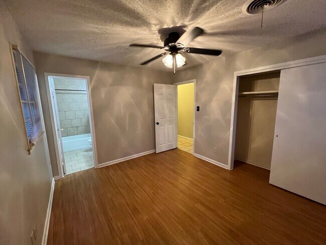 Building Photo - Wonderful home near 4th st and loop