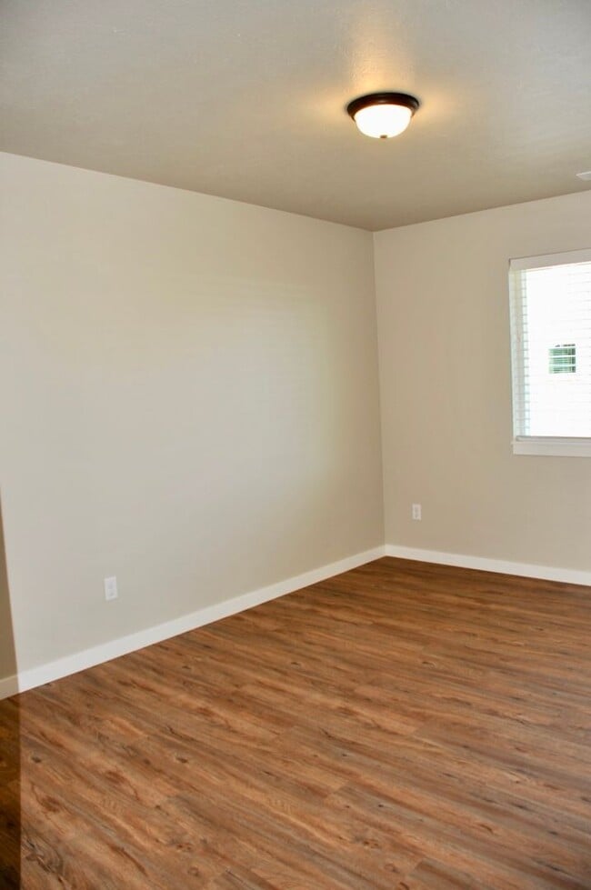 Building Photo - 3 bed 2.5 bath Townhouse