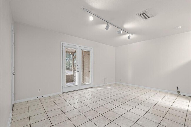Building Photo - 2800 Westhill Dr